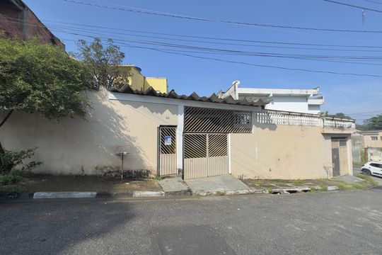 Placa instalada na fachada do imóvel  de casa para alugar com 3 quartos, 100m² em Vila Maranduba, Guarulhos