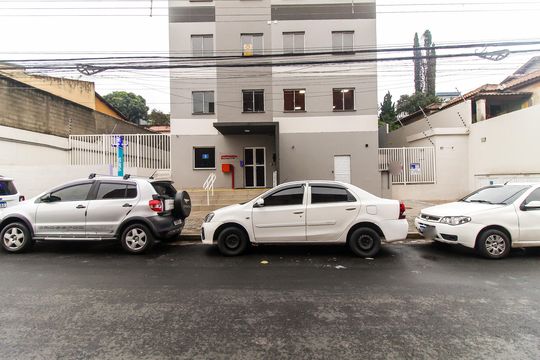 Fachada + Placa de kitnet/studio para alugar com 1 quarto, 20m² em Itaquera, São Paulo