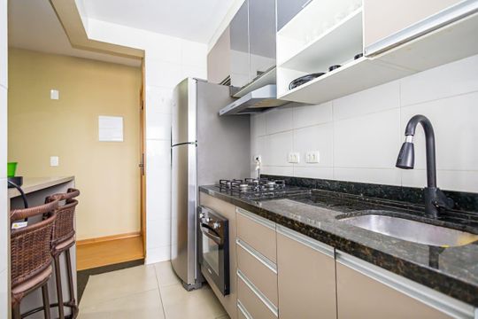 Cozinha de apartamento à venda com 2 quartos, 54m² em Bacacheri, Curitiba