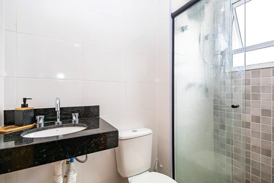 Banheiro da Suíte de apartamento à venda com 2 quartos, 54m² em Bacacheri, Curitiba