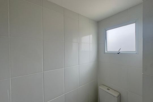 Banheiro de apartamento para alugar com 2 quartos, 48m² em Jardim Jacy, Guarulhos