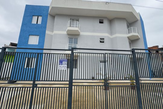 Placa instalada na fachada do imóvel de apartamento para alugar com 2 quartos, 48m² em Jardim Jacy, Guarulhos