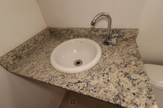 Banheiro Social - Pia de apartamento para alugar com 2 quartos, 49m² em Paraíso, Santo André