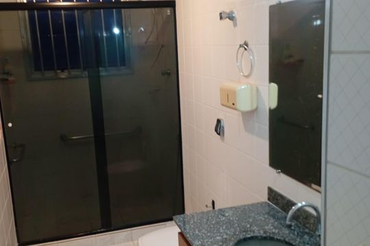 Banheiro de apartamento para alugar com 2 quartos, 120m² em Campo Grande, Santos