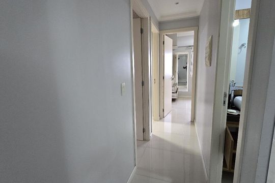 Corredor de apartamento à venda com 3 quartos, 89m² em Santo Antônio, Porto Alegre