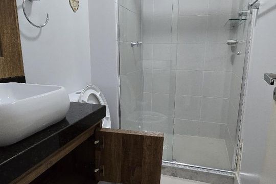 Banheiro de apartamento à venda com 3 quartos, 89m² em Santo Antônio, Porto Alegre