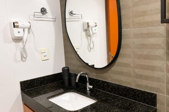 Banheiro de apartamento para alugar com 1 quarto, 51m² em Setor Bueno, Goiânia