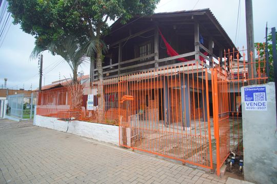 Fachada de casa à venda com 2 quartos, 180m² em Santo Andre, São Leopoldo