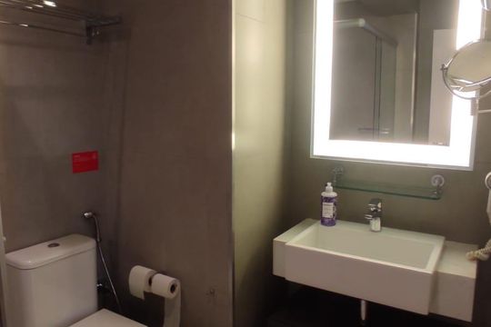 Banheiro de apartamento à venda com 1 quarto, 42m² em Alphaville, Barueri