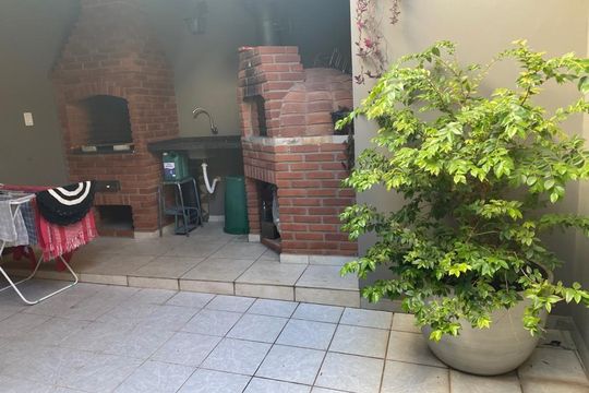 Área externa de casa à venda com 3 quartos, 250m² em Jardim Lar Sao Paulo, São Paulo