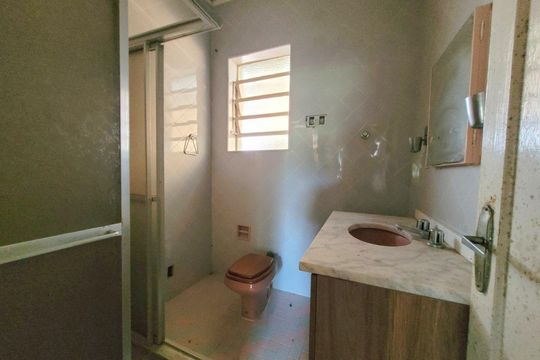 Banheiro de casa à venda com 3 quartos, 130m² em Jardim Botânico, Porto Alegre