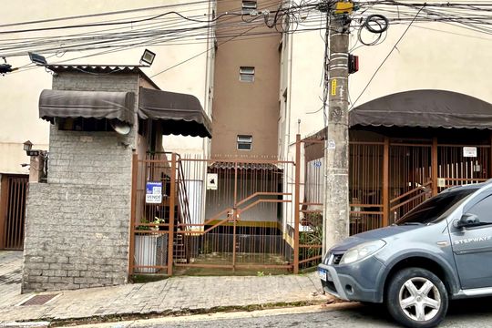 Placa instalada na fachada do imóvel  de apartamento à venda com 2 quartos, 65m² em Jardim Sao Judas Tadeu, Guarulhos