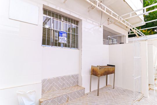 Fachada com placa de apartamento para alugar com 2 quartos, 360m² em Higienópolis, Rio de Janeiro