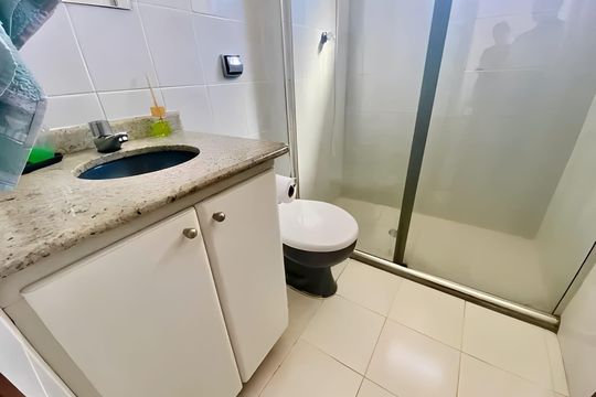 Banheiro de apartamento para alugar com 1 quarto, 57m² em Ponta da Praia, Santos