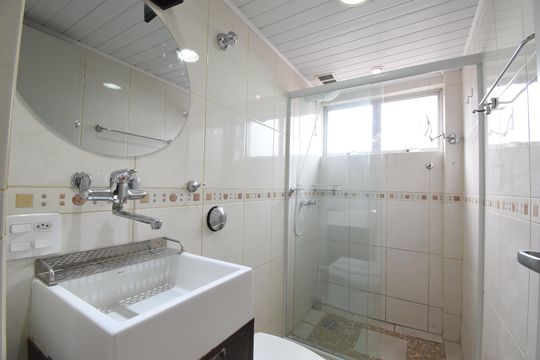 Banheiro de apartamento para alugar com 1 quarto, 89m² em Centro Cívico, Curitiba