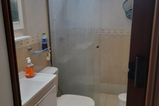 Banheiro de apartamento à venda com 2 quartos, 54m² em Santo Antônio, Porto Alegre