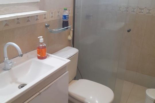 Banheiro de apartamento à venda com 2 quartos, 54m² em Santo Antônio, Porto Alegre