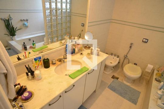 Banheiro de apartamento para alugar com 5 quartos, 300m² em Barra da Tijuca, Rio de Janeiro