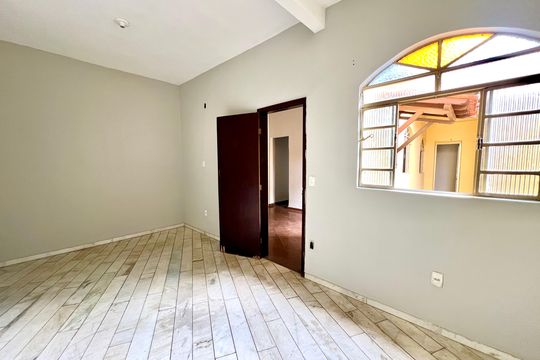 Quarto 1 de casa para alugar com 2 quartos, 150m² em São João Batista, Belo Horizonte