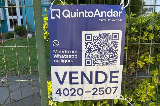 Plaquinha Instalada código VZOE-397 de apartamento para alugar com 2 quartos, 60m² em Morro Santana, Porto Alegre