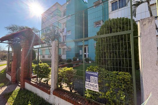 Plaquinha Instalada código VZOE-397 de apartamento para alugar com 2 quartos, 60m² em Morro Santana, Porto Alegre