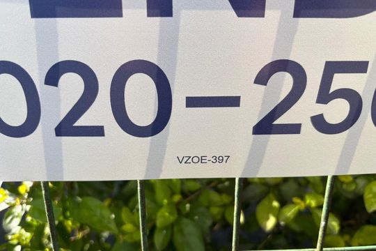 Plaquinha Instalada código VZOE-397 de apartamento para alugar com 2 quartos, 60m² em Morro Santana, Porto Alegre