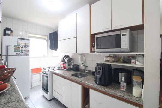 Cozinha de apartamento à venda com 2 quartos, 48m² em Jardim Sabara, São Paulo
