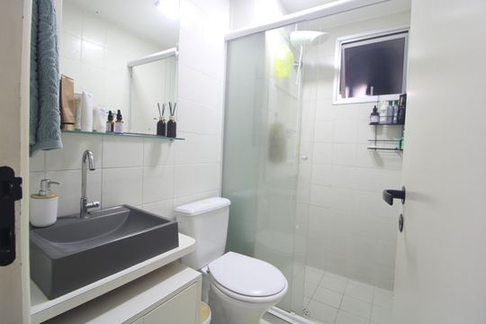 Banheiro de apartamento à venda com 2 quartos, 48m² em Jardim Sabara, São Paulo