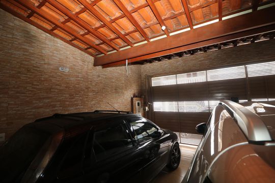 Garagem de casa à venda com 3 quartos, 198m² em Vila Alzira, São Paulo