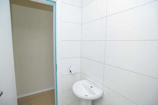 Banheiro de kitnet/studio para alugar com 1 quarto, 31m² em Jardim Algarve, Viamão