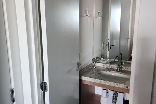 Banheiro de apartamento à venda com 1 quarto, 31m² em Vila Mariana, São Paulo