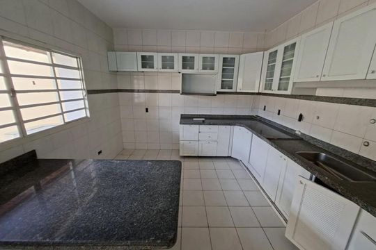 Cozinha de casa para alugar com 4 quartos, 50m² em Presidente Roosevelt, Uberlândia