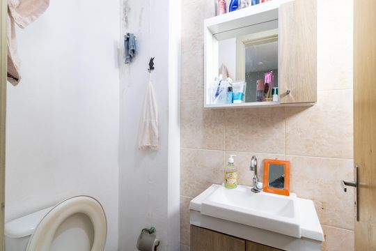 Banheiro de apartamento à venda com 2 quartos, 40m² em Santa Tereza, Porto Alegre