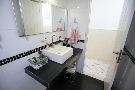 Banheiro Social 2 de casa para alugar com 6 quartos, 440m² em Anil, Rio de Janeiro