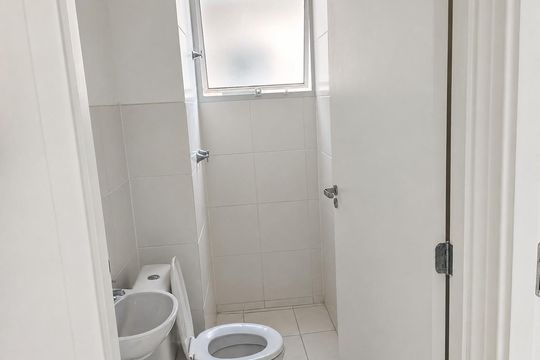 Banheiro de apartamento para alugar com 2 quartos, 42m² em Guaratiba, Rio de Janeiro