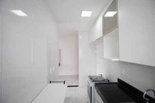 Cozinha de apartamento à venda com 2 quartos, 45m² em Costa E Silva, Porto Alegre