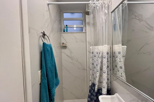 Banheiro de serviço de apartamento à venda com 3 quartos, 180m² em Copacabana, Rio de Janeiro