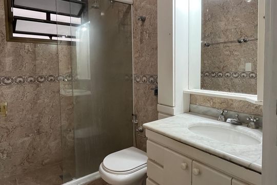 Banheiro Social de apartamento para alugar com 3 quartos, 189m² em Boqueirão, Santos