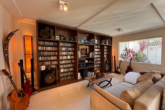 Sala de casa de condomínio à venda com 3 quartos, 220m² em Vargem Pequena - Quadra D, Rio de Janeiro