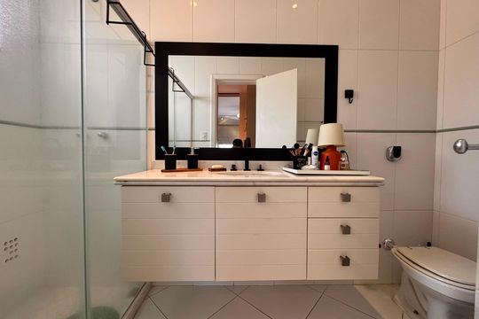 Suíte 2 - Banheiro de casa de condomínio à venda com 3 quartos, 220m² em Vargem Pequena - Quadra D, Rio de Janeiro