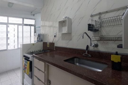 Cozinha de apartamento para alugar com 1 quarto, 47m² em Embaré, Santos