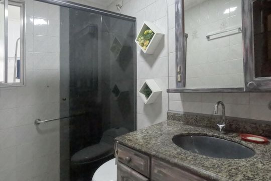 Banheiro de apartamento para alugar com 1 quarto, 47m² em Embaré, Santos