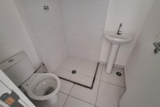 Banheiro de apartamento à venda com 2 quartos, 34m² em Parque Industrial Tomas Edson, São Paulo