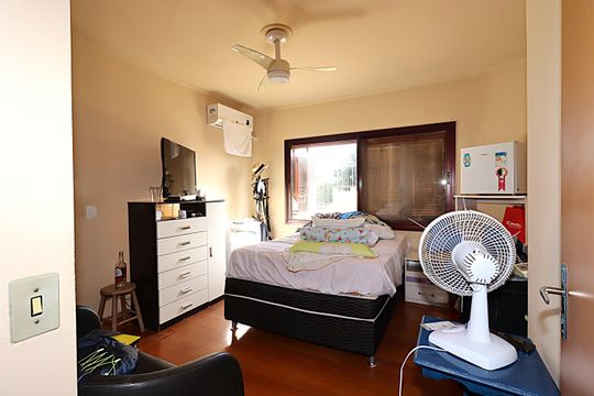 Suíte de casa à venda com 7 quartos, 300m² em Jardim Itu, Porto Alegre
