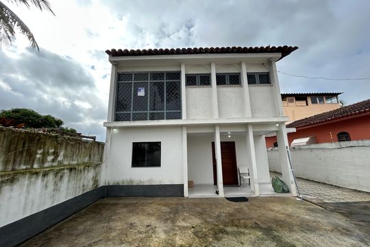 Fachada + placa de casa para alugar com 8 quartos, 461m² em Bento Ribeiro, Rio de Janeiro