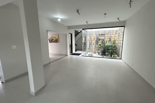 Sala 1 de casa para alugar com 8 quartos, 461m² em Bento Ribeiro, Rio de Janeiro