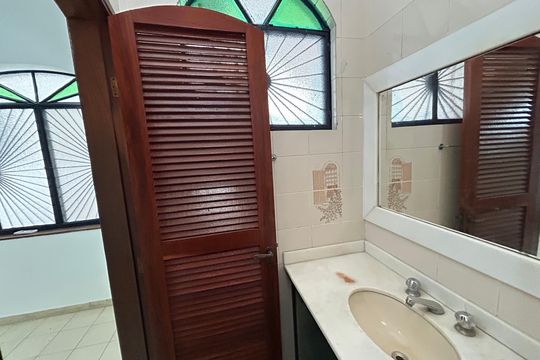 Banheiro da Suíte de casa à venda com 4 quartos, 327m² em Vila Valqueire, Rio de Janeiro