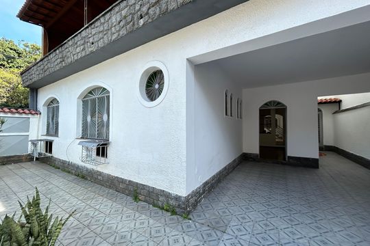 Fachada de casa à venda com 4 quartos, 327m² em Vila Valqueire, Rio de Janeiro