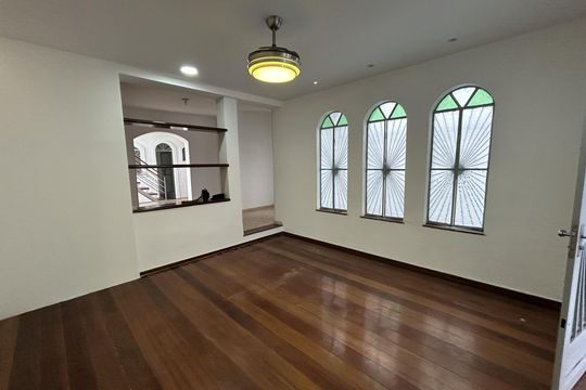 Sala de casa à venda com 4 quartos, 327m² em Vila Valqueire, Rio de Janeiro