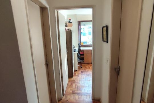 Corredor de apartamento à venda com 2 quartos, 77m² em Petrópolis, Porto Alegre